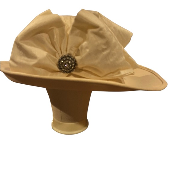 Whittall and Shon Accessories - Vintage Whittall & Shon vintage wht wool designer hat with rhinestone trim
